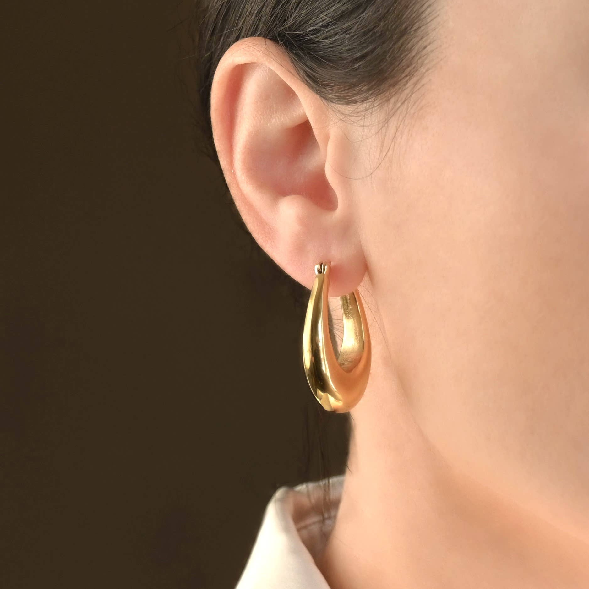 Blueyejewelry - Wholesale Hoop Earrings - Chunky Gold Hoops - Lightweight Oval Hoop Earrings