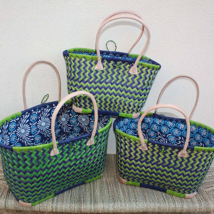 Blå & grön shoppingkorg från MADAGASKAR - Vaxdukspåse - Handflätad korg - 3 storlekar - strandkorg marknad halm rotting för wholesale av Boutique Huléti