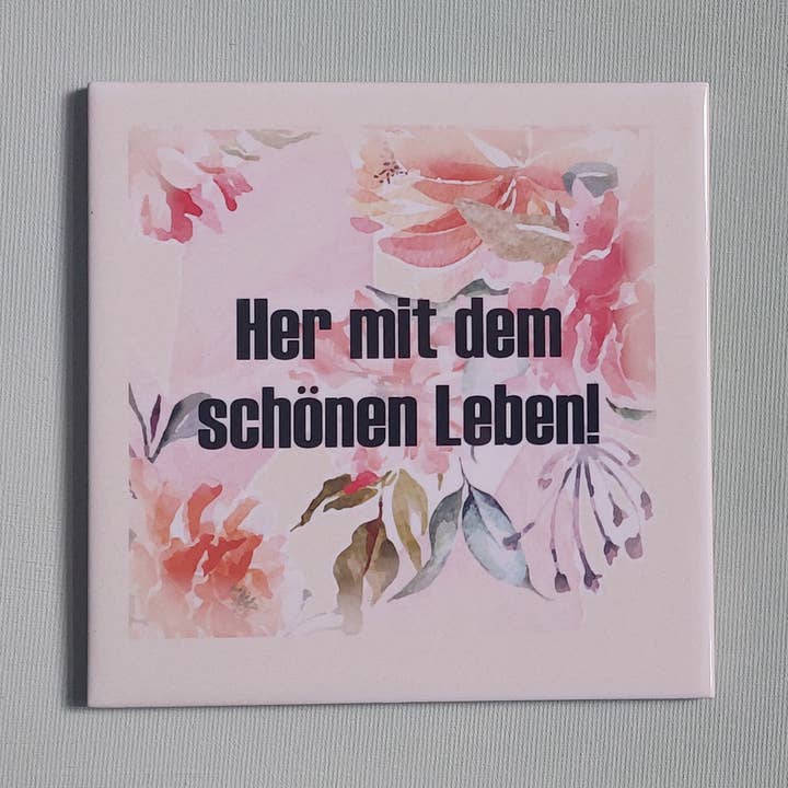 Dessous de plat en céramique grand 15cm x 15cm Viens avec la belle vie pour la vente par Meisie Berlin