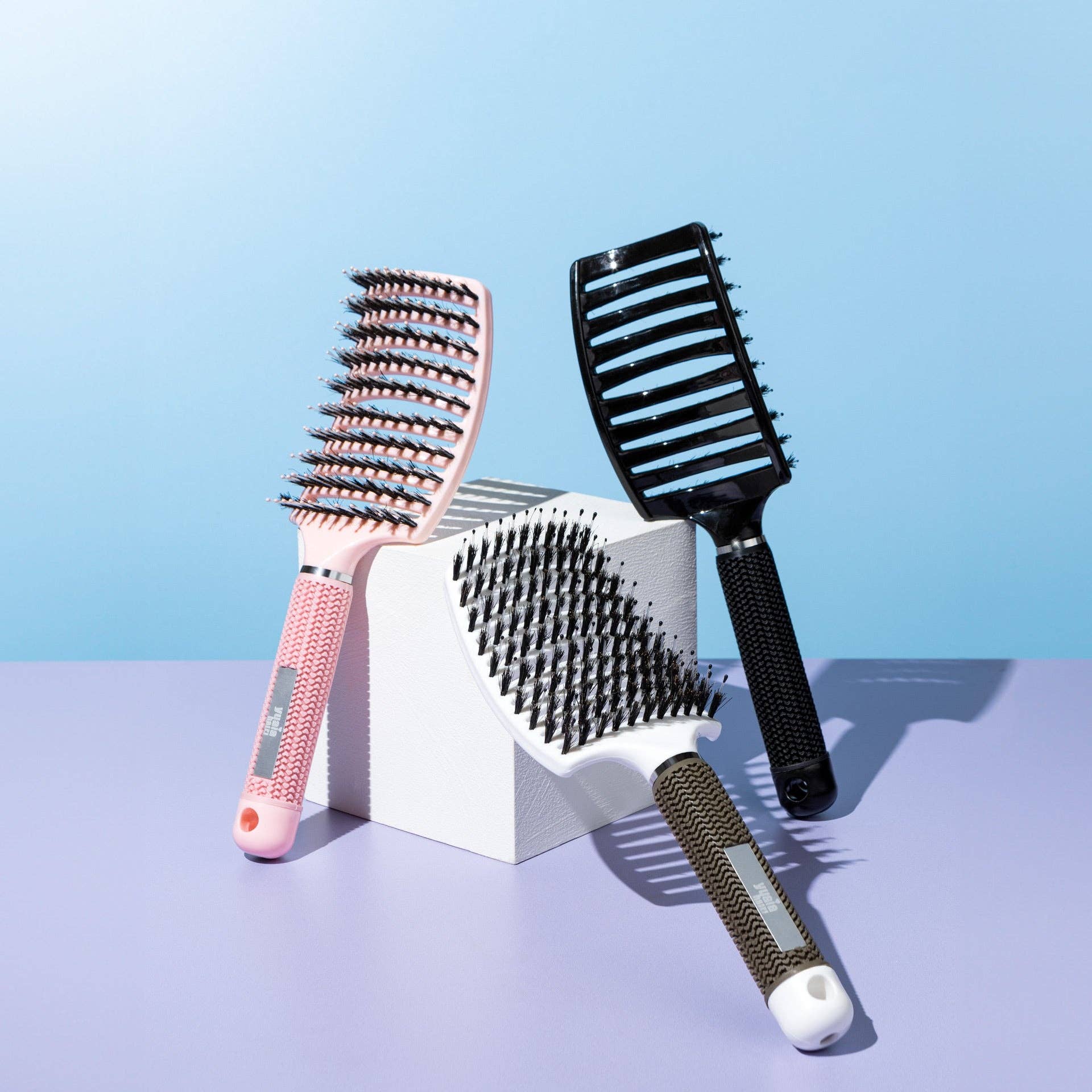 Yuaia Haircare – Engroshandel Hårbørste/kam – Hårbørste med ornebørster - Curved Paddle Brush1