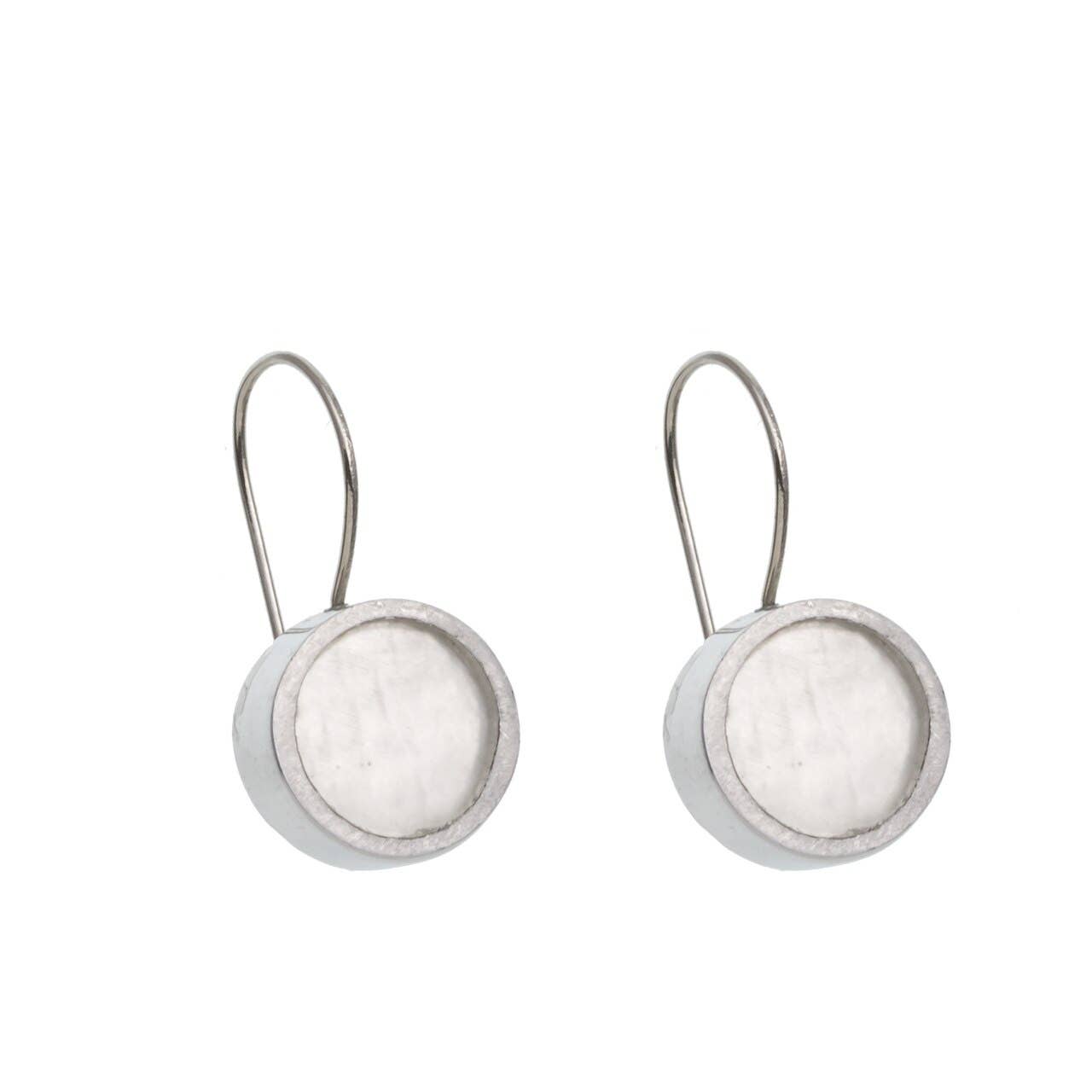 Origin Jewelry - Vente Boucles d'oreilles pendantes - Boucles d'oreilles pendantes en résine et coquillage - Rondes, monture argentée, 0,75"13