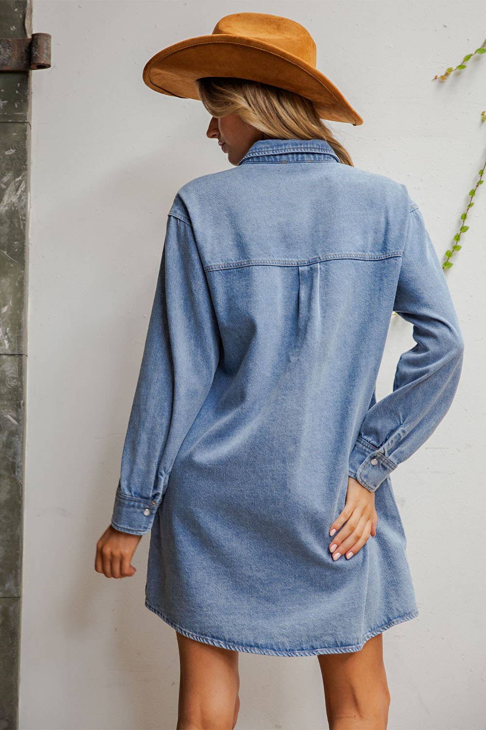 MEZCLILLA PL9122 - VESTIDO MINI DE DENIM LAVADO MINERAL CON CANESÚ BORDADO de venta al por mayor en Faire6