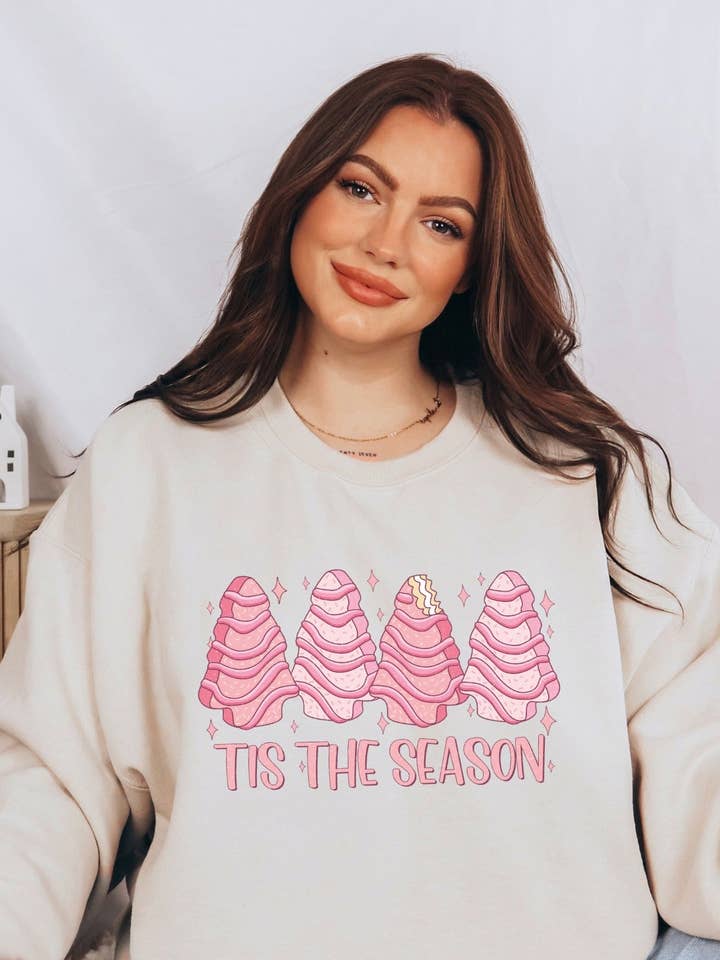 Pink Tis' The Season à col rond pour la vente par Shop Alloe | Print & Media Co.