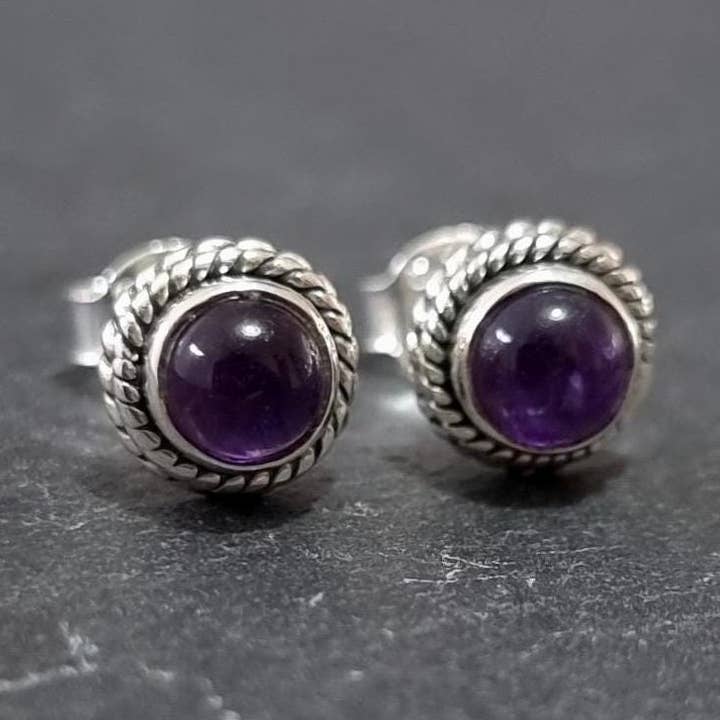 Orecchini a Bottone Boho con Cabochon di Ametista | Argento 925 | Regalo di Compleanno di Febbraio per la vendita all'ingrosso da parte di Mistry Gems