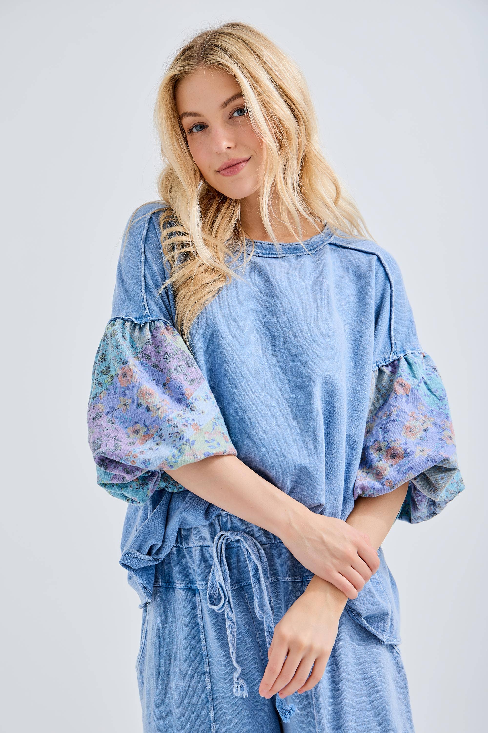 Bleu Denim Blouse à manches bouffantes patchwork floral bohème délavé minéral HT6102 en vente sur Faire3
