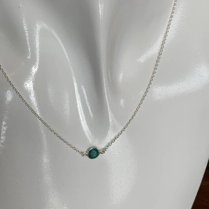 Asia West – wholesale Hänge-/berlockhalsband – Rå smaragd 16" enda sten Sterling Silver halsband