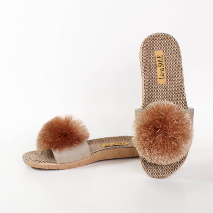 La-a SOLE - Vente Claquettes – femme - Slides Pom Pom – Champagne | Sandales d'été à enfiler pour femmes1