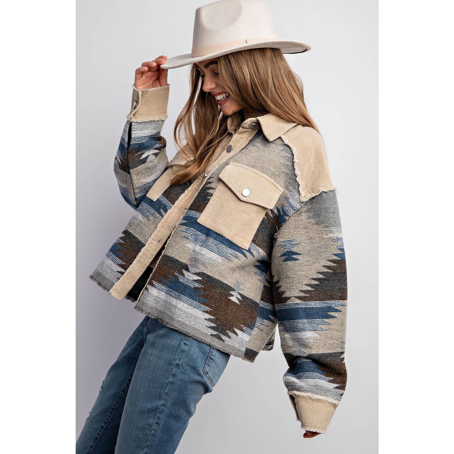 Sweet Generis – Großhandel Hemdjacke/Shacket – Damen – BUTTON-DOWN-HEMDJACKE IN BLOCKFARBEN MIT STAMMESMUSTER UND AZTEKISCHEM MUSTER25