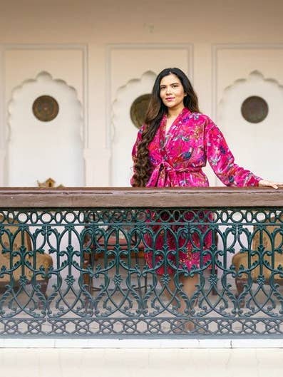 Peignoir de luxe en velours unisexe, kimono bohème, veste unisexe, art indien, art indien, en soie, cadeau original, automne et hiver, riche, rose vif, oiseau exotique pour la vente par Essential Designs London