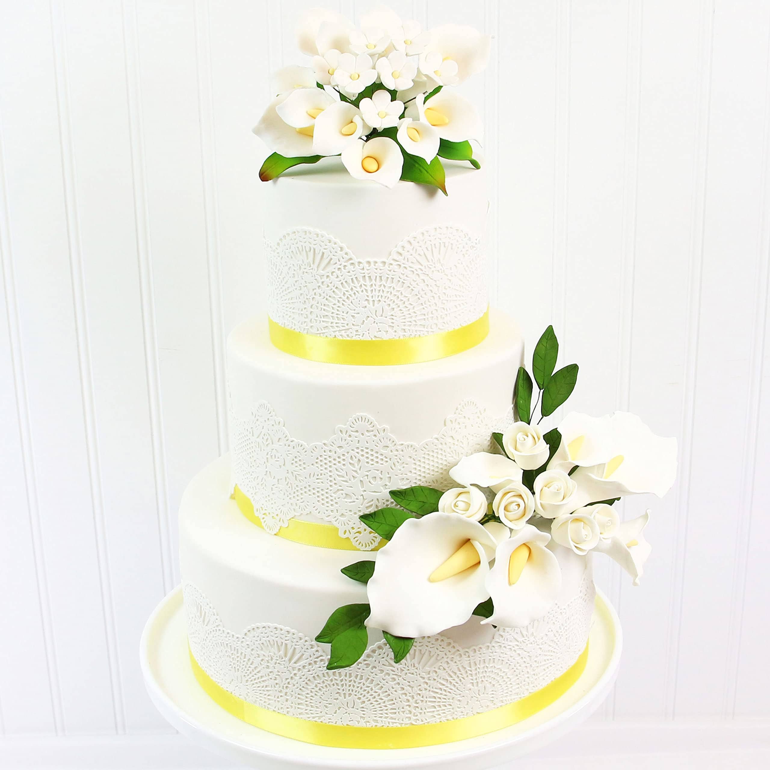 Global Sugar Art - Venta al por mayor Flores artificiales - Flores de Azúcar de Cala para Pastel de Global Sugar Art, Blancas con Amarillo, Alambre, 3 Tamaños, 6 Unidades1