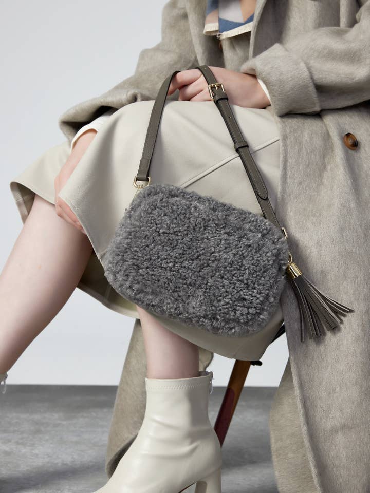 Sac à bandoulière en cuir véritable et fausse peau de mouton pour femme pour la vente par Aavion