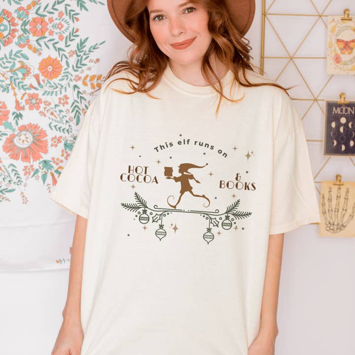 Deze Elf Draait op Warme Chocolademelk en Boeken T-shirt voor wholesale door The Bean Workshop