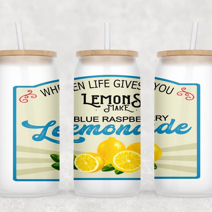 Tasse en verre Blue Framboise avec paille transparente et couvercle en bambou pour la vente par Smile Graphics and Design