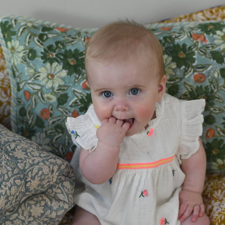 Salopette brodée de fleurs pour petite fille Bora White pour la vente par Bonheur du Jour