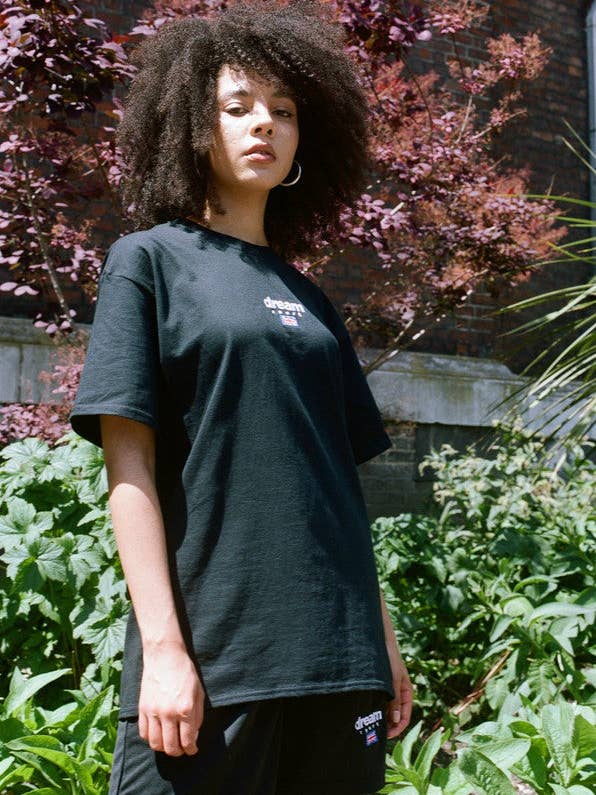 T-shirt nera con logo ricamato Dream Sport per la vendita all'ingrosso da parte di Dream But Do Not Sleep