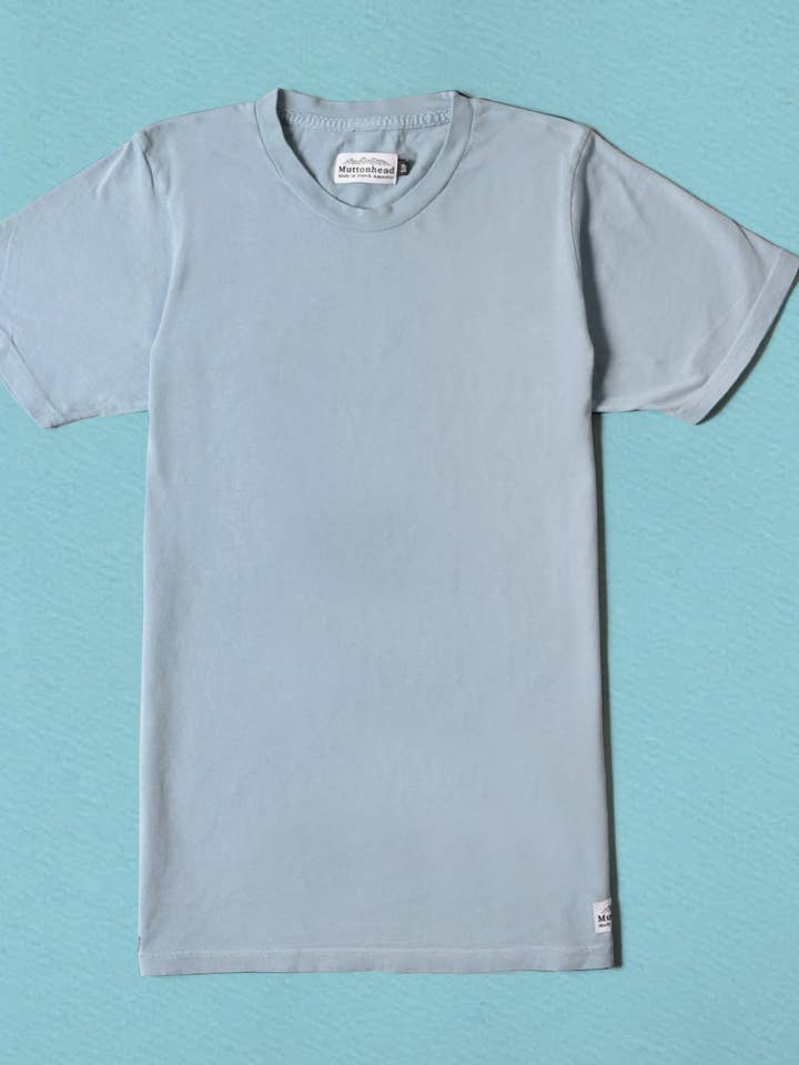T-shirt teinté pigmenté vintage - Washed Sky pour la vente par Muttonhead