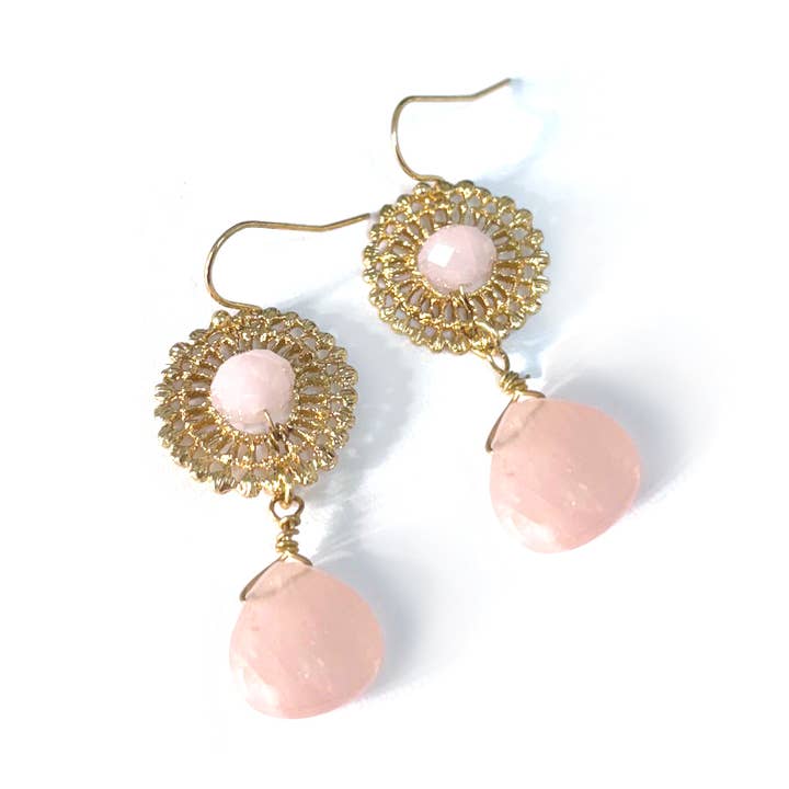 Orecchini pendenti in pizzo dorato opaco con pietra di quarzo rosa. per la vendita all'ingrosso da parte di StarryNYC