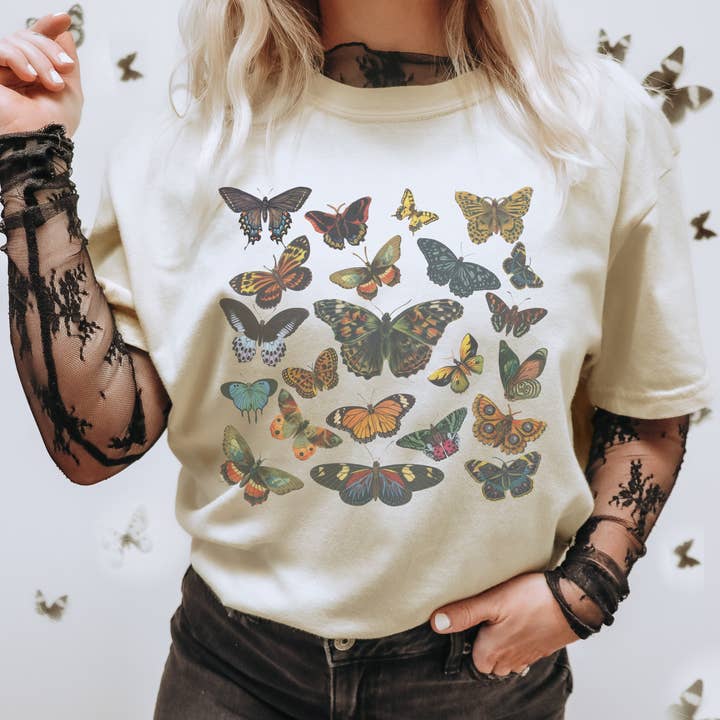 Collage de papillons vintage © | T-shirt Butterfly Lover pour la vente par Amy Anne Apparel Inc