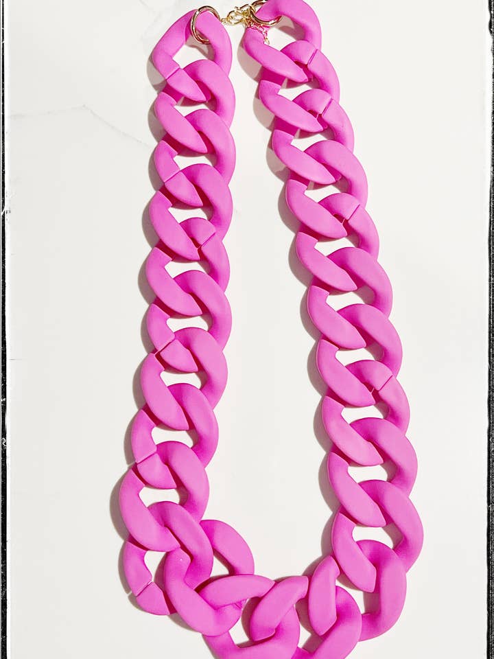 Halskette mit mittelhohem Kettenglied aus Acrylharz, goldfarben, mattes Rosa für den Großhandel von GentrybyJenna