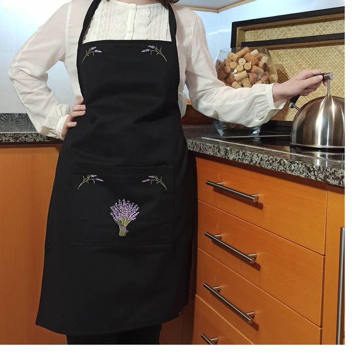 Grembiule di cotone con ricamo di lavanda per la vendita all'ingrosso da parte di JANELA D'ALMA
