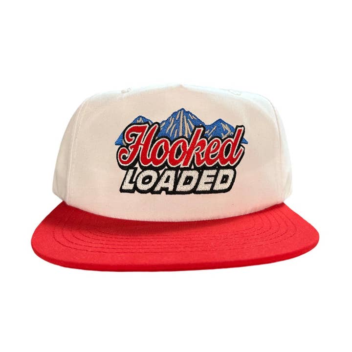 De Bergen zijn Blauw - Wit/Rood Snapback voor wholesale door Hooked and Loaded Outdoors
