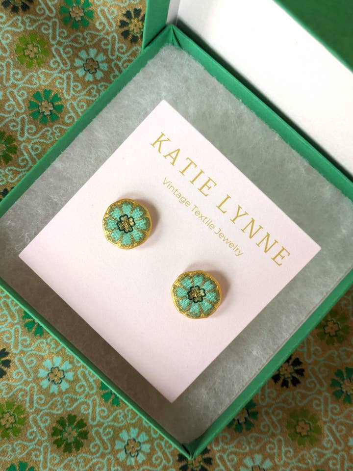Boucle d'oreille à tige Faye - Menthe pour la vente par Katie Lynne - Vintage Textile Jewelry