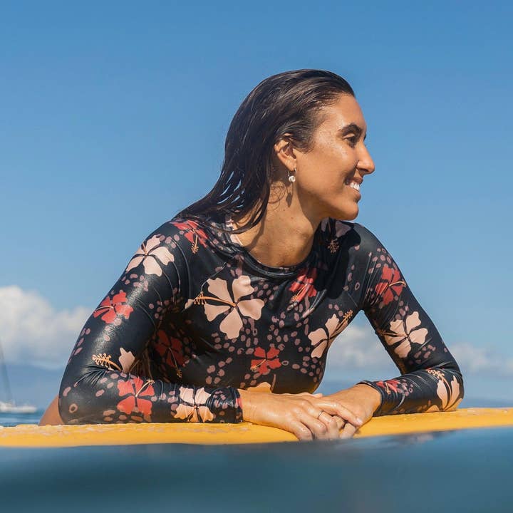 Top corto a maniche lunghe Retro Hibiscus Rash Guard per la vendita all'ingrosso da parte di Solshine and Co