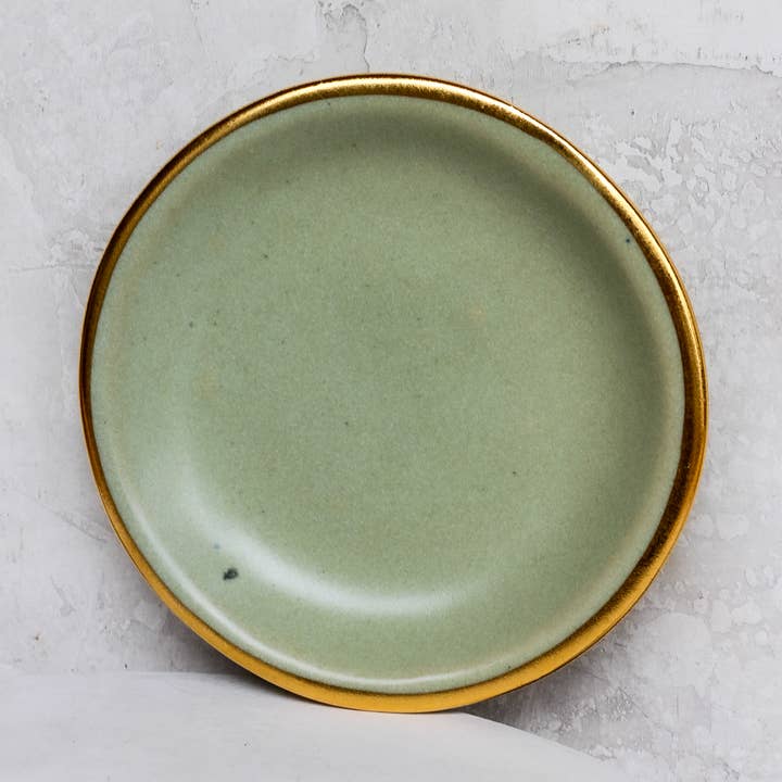 Grote saliegroene ringschaal | Handgemaakt aardewerk met goud voor wholesale door Apricity Ceramics