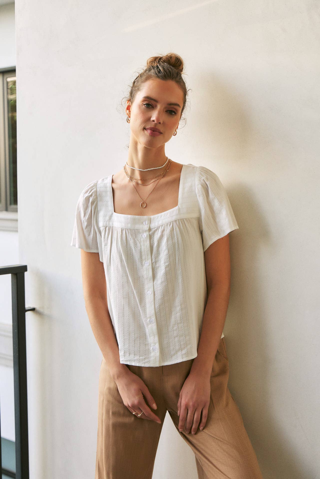 in february – Großhandel Bluse – Damen – BLUSE MIT STRUKTURIERTEM STOFF UND VIERKANT-AUSSCHNITT MIT KNOPFLEISTE14