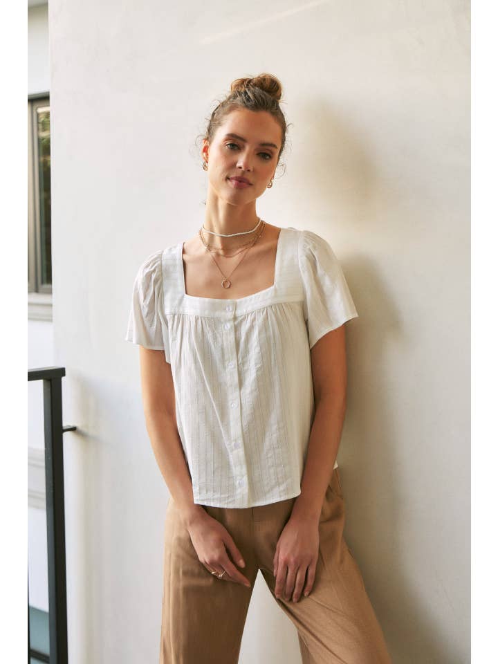 in february – Großhandel Bluse – Damen – BLUSE MIT STRUKTURIERTEM STOFF UND VIERKANT-AUSSCHNITT MIT KNOPFLEISTE14