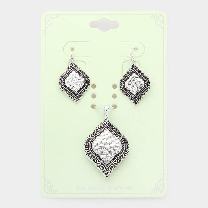 Hangerset met antieke metalen bloemblaadjes in reliëf voor wholesale door Sensibling Corp.