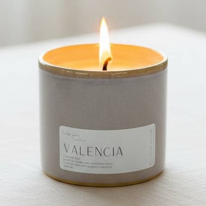 Candela in ceramica al cocco e soia profumata al tè verde e agrumi di Valencia per la vendita all'ingrosso da parte di London James Candle Co