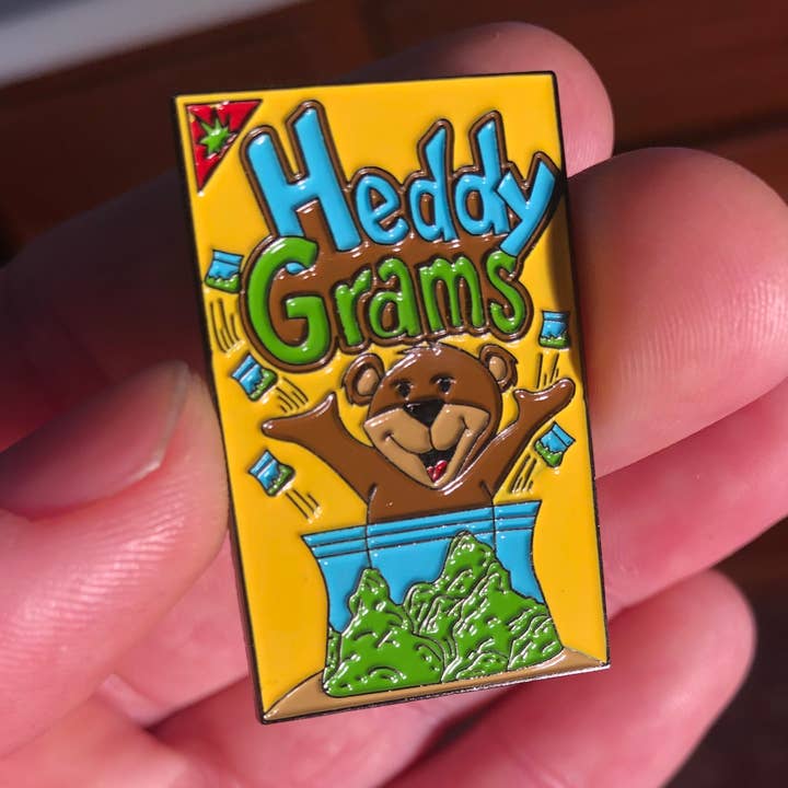 Épingle Heddy Grams – 3,8 cm | Inspiré par les fringales amusantes 420 pour la vente par Mushroom Kingdom Pins