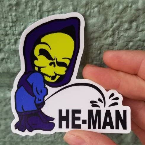 Ruby Teeth Homestead and Literary Farmstand – Großhandel Aufkleber – Skeletor pisst auf „He-Man“ -Aufkleber (Calvin pissing parodie)