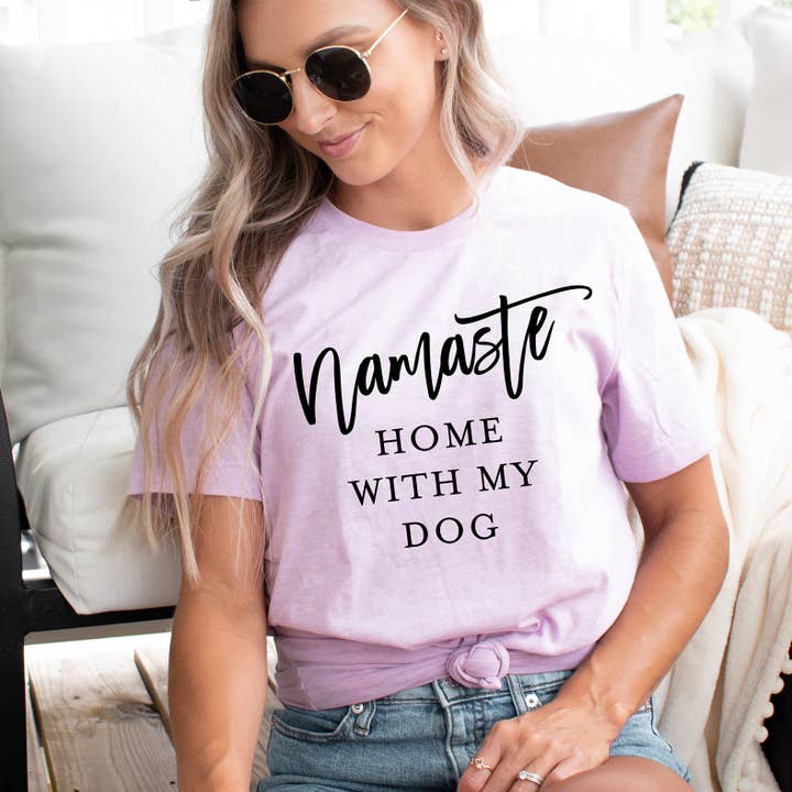 Namastay Home With My Dog T-Shirt Maglietta divertente per animali domestici per la vendita all'ingrosso da parte di Zoe Creative Co