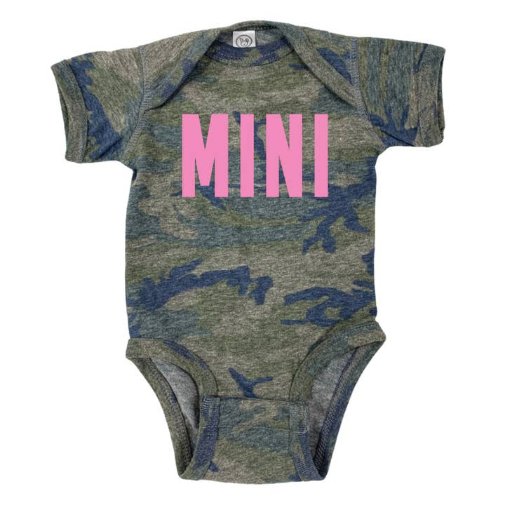 BABY PIGE CAMO BODYSUIT - MAMA MINI MATCHENDE SKJORTER for engroshandel hos Ice Cream Life