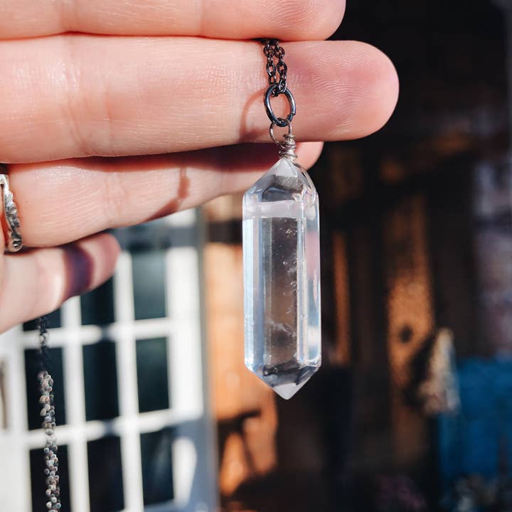 Collier à pendentif minimaliste en quartz brut et cristal transparent pour la vente par Farmhouse Moon