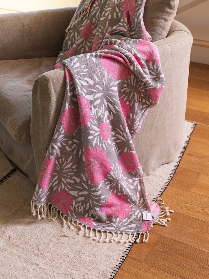 Plaid turc en coton biologique Flower Pop, gris/rose
pour la vente par InfuseZen