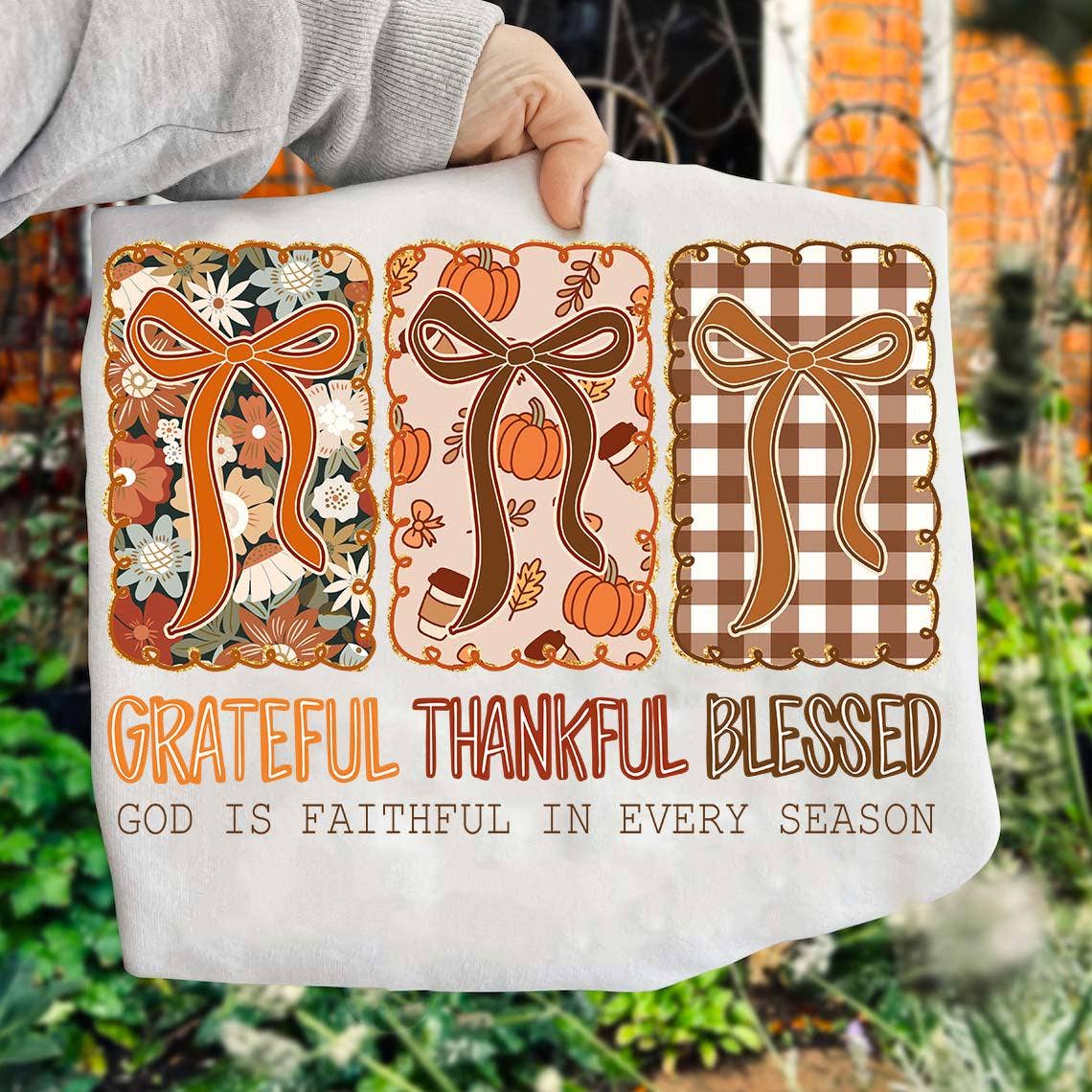 NVC Ecommerce LLC – Großhandel T-Shirt (Grafikdruck) – Damen – Coquette Dankbar Dankbar Gesegnet Tee, Dankbarer Pullover1