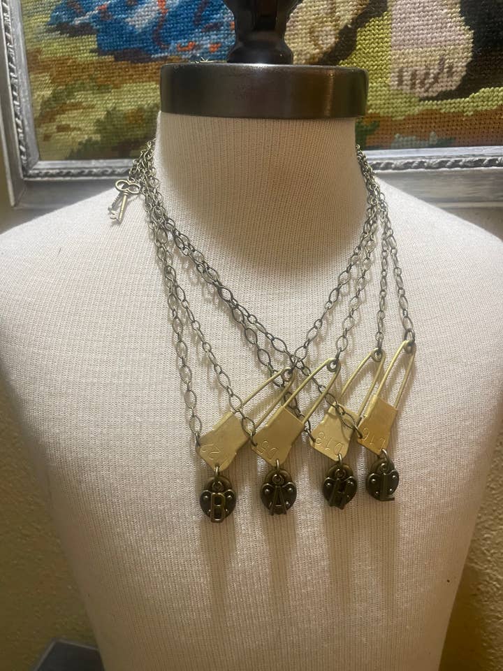 Wasknijper Initialen Ketting Set - Steampunk/Upcycled voor wholesale door Savannah Hoffman Designs Artisan Jewelry