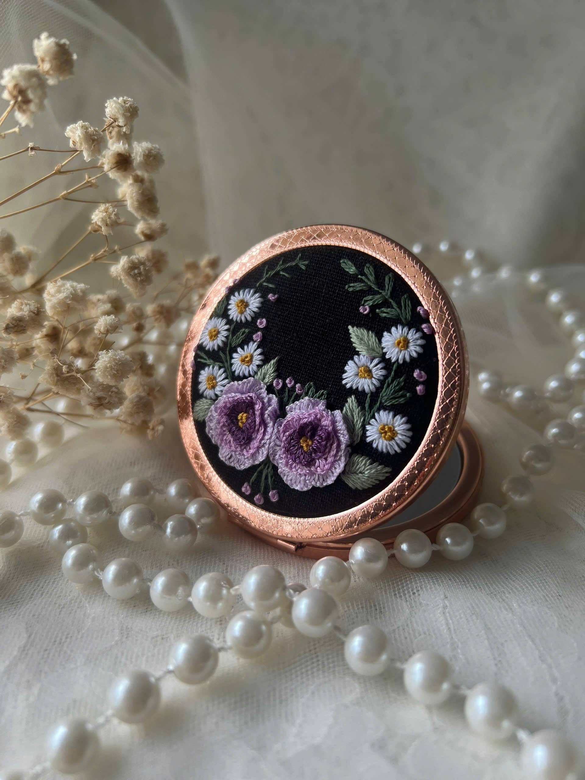 Maple Dream Store – Engroshandel Kompaktspejl – Lomme-spejl med vintage blomstermotiv, håndbroderet12