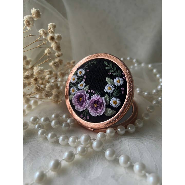 Maple Dream Store – Engroshandel Kompaktspejl – Lomme-spejl med vintage blomstermotiv, håndbroderet12