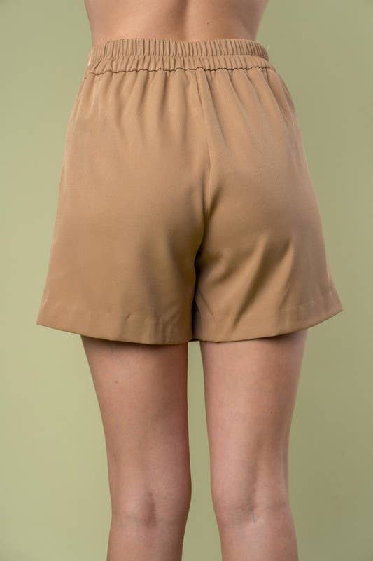 Olive Short en tissu uni taille haute P40686 en vente sur Faire14
