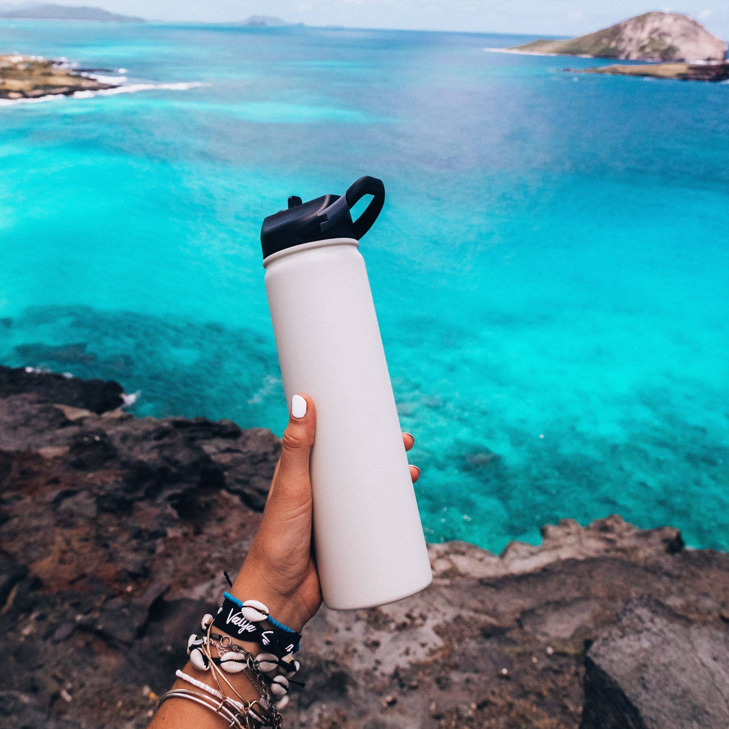 SIC Cups - Venta al por mayor Botellas de agua - Botella Deportiva SIC de 27 oz. | Blanco Hielo Brillante1