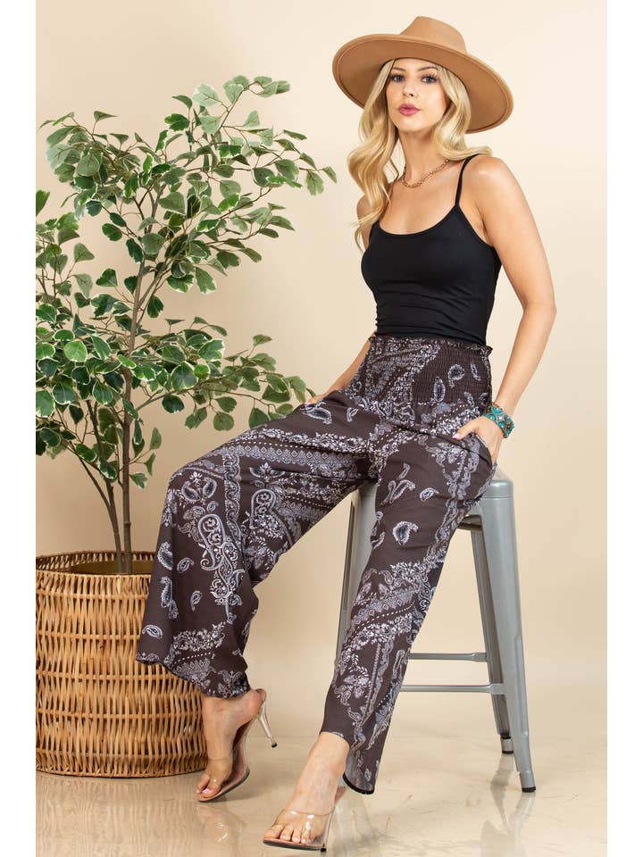 Brun AV1243-ELLEN BANDANA PRINT MED SMOCKET TALJE VÆVET BREDE BENBUKSER for engroshandel på Faire2