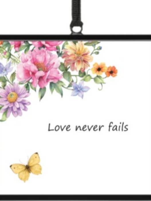 L'amour ne faillit jamais - Attrape-soleil en verre 4" x 4" avec ruban pour la vente par Bridgeton Hall