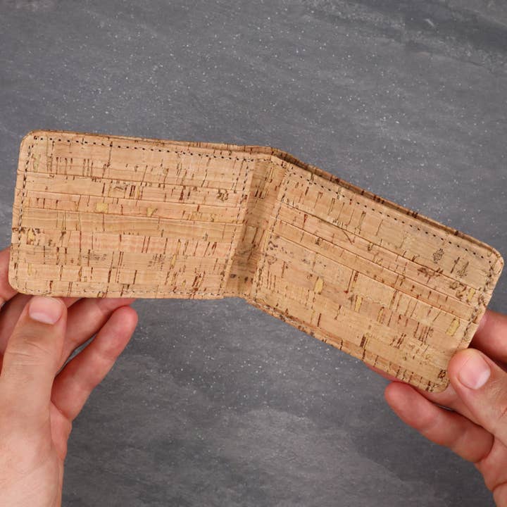 Portefeuille à deux volets en liège pour homme, carte à portefeuille végétalien et portefeuille à espèces pour la vente par HOLD SUPPLY