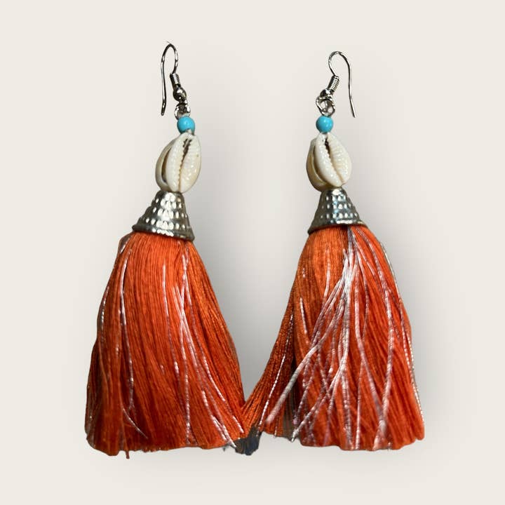 Oorbellen voor op het strand van Bali puka schelpen en kwastjes voor wholesale door Jade Pottery & DIY Studio