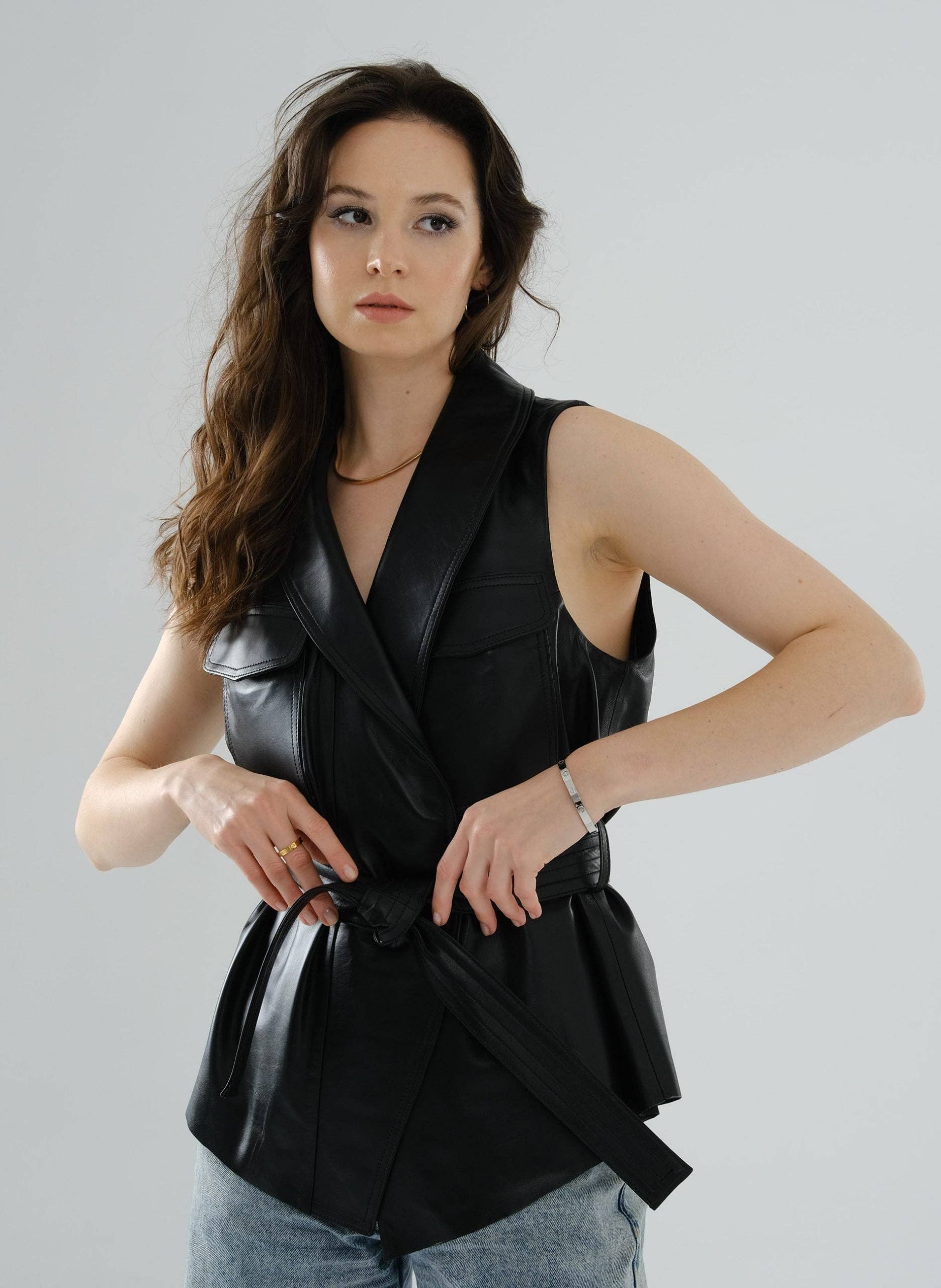 DUE2store - Vente Veste sans manches – femme - Gilet en cuir Safari – Noir7