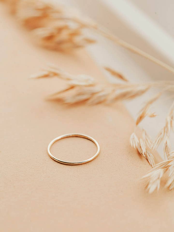 Teeny-Tiny Band | 14kt guldfyllning+sterlingsilver för wholesale av Hello Adorn